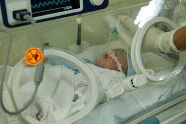 Hà Nội: Cứu sống bé sơ sinh tím tái, ngừng thở sau "đẻ rơi" trong nhà vệ sinh bệnh viện