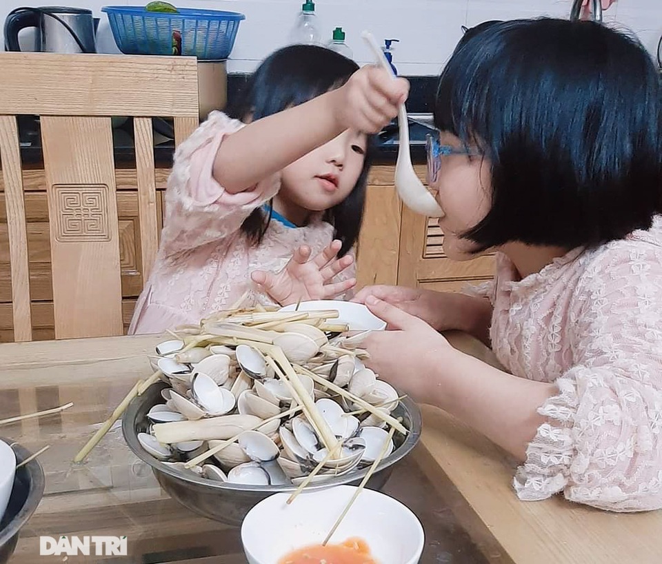 Tâm sự của chị lao công quét rác có 2 con gái theo chân đi làm mùng 1 Tết - 5 Tâm sự của chị lao công quét rác có 2 con gái theo chân đi làm mùng 1 Tết - 5