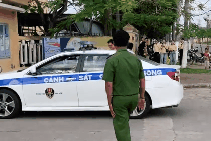 CSGT Bạc Liêu kịp thời hỗ trợ thí sinh ngủ quên đến điểm thi - 1