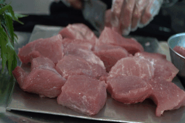 Kiếm bộn tiền với món ăn gây sửng sốt thế giới từ thịt sống