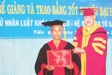 Bà bán hàng nhận bằng Cử nhân Luật