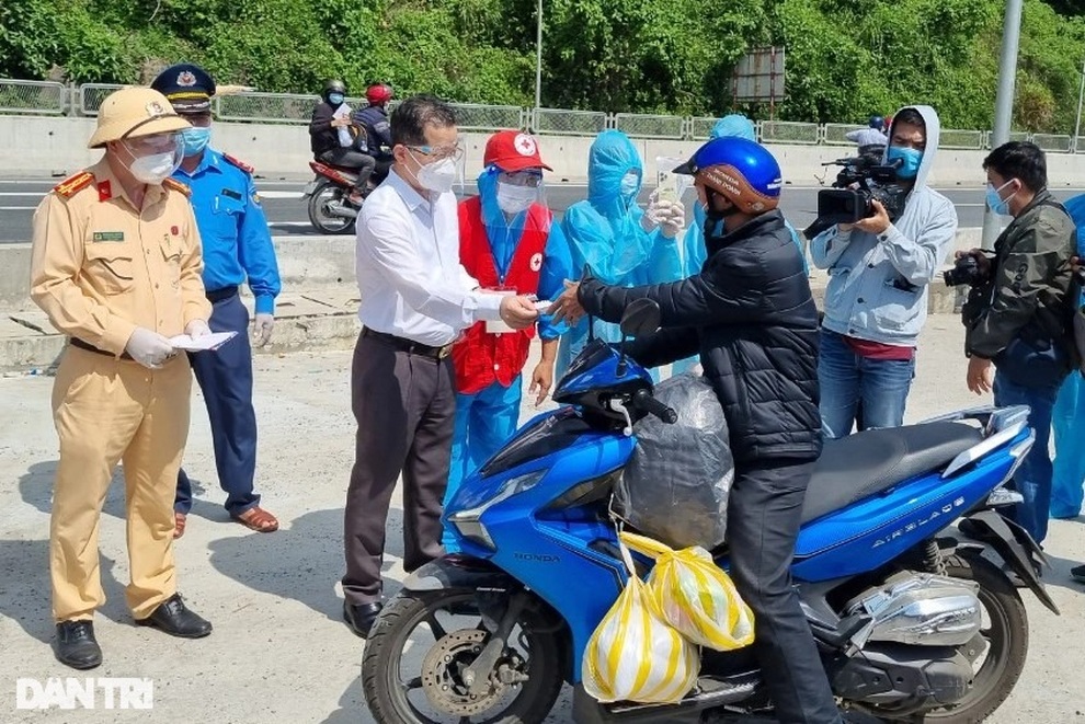 Bí thư Đà Nẵng trao chìa khóa xe máy tặng người dân đang trên đường về quê - 5 Bí thư Đà Nẵng trao chìa khóa xe máy tặng người dân đang trên đường về quê - 5