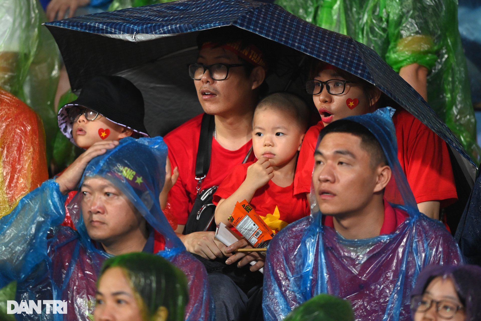 Biển người đội mưa chật kín sân Việt Trì cổ vũ U23 Việt Nam - 12