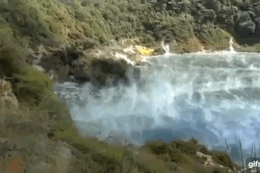 Hồ “Chảo chiên” kỳ lạ nước sôi ùng ục quanh năm