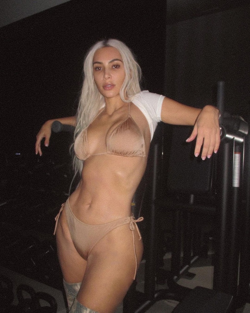 Kim Kardashian siết cân điên cuồng và sự trở lại của xu hướng gầy độc hại - 5 Kim Kardashian siết cân điên cuồng và sự trở lại của xu hướng gầy độc hại - 5