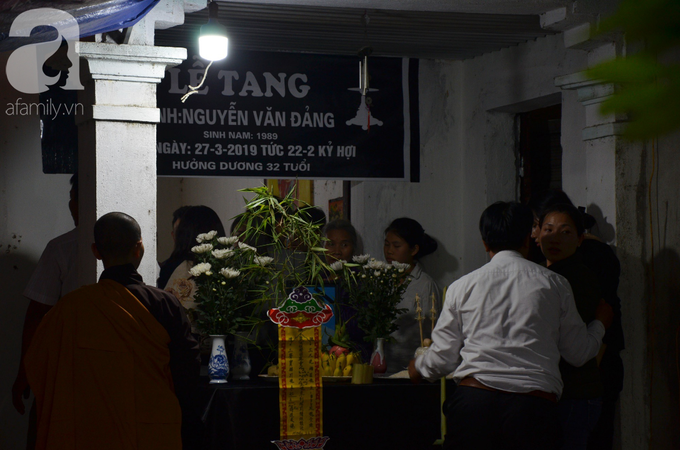 Ám ảnh vụ ô tô khách đâm đoàn người đưa tang, mẹ già mất con trai gào khóc: Nếu về gặp nó, tôi sẽ chết theo - Ảnh 6. Ám ảnh vụ ô tô khách đâm đoàn người đưa tang, mẹ già mất con trai gào khóc: Nếu về gặp nó, tôi sẽ chết theo - Ảnh 6.