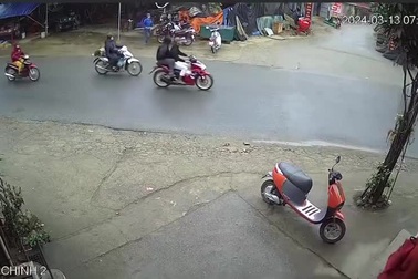 Xe máy sang đường như ở chốn không người, xe tải phanh dúi dụi