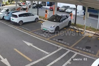 Tài xế cài nhầm số, xe Tesla húc đổ cột sạc