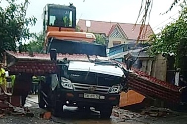 Xe ben kéo đổ cổng làng, tài xế tử vong trong cabin