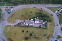 Ngôi nhà "cứng đầu" ở Anh nằm giữa vòng xuyến vì gia chủ không nhận đền bù