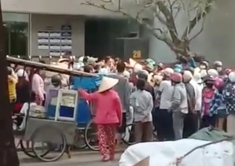 Thời gian thực hiện cách ly xã hội, cả trăm người vẫn chen nhau nhận quà - 3 Thời gian thực hiện cách ly xã hội, cả trăm người vẫn chen nhau nhận quà - 3