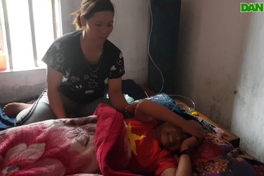 PV Dân trí trao 153 triệu đồng tới chị Hương.