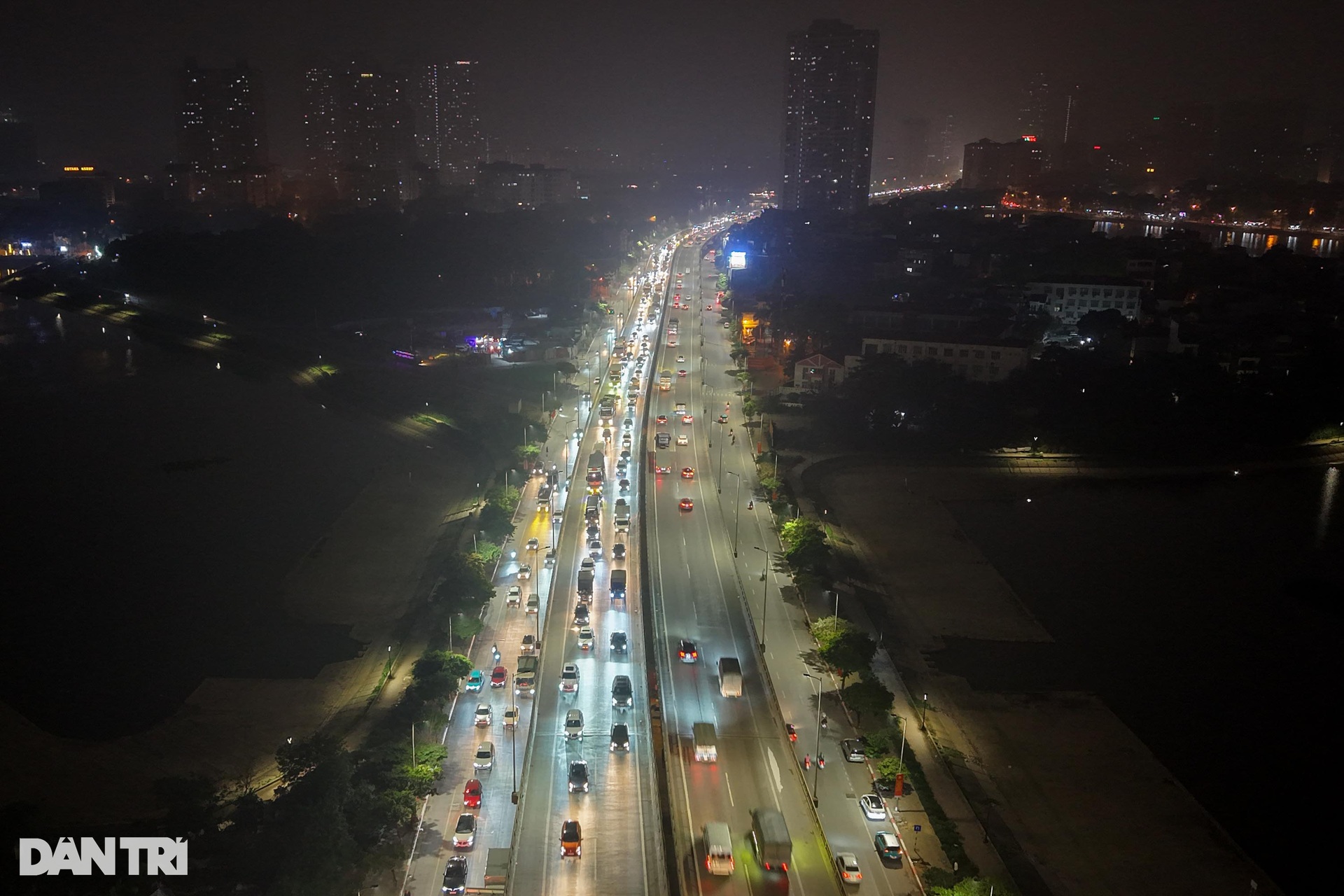 Nửa đêm, hàng nghìn ô tô xếp hàng dài nhích từng mét rời thủ đô - 1 Nửa đêm, hàng nghìn ô tô xếp hàng dài nhích từng mét rời thủ đô - 1