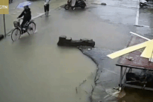 Cô gái trẻ suýt chết đuối khi rơi vào "hố tử thần" trên phố