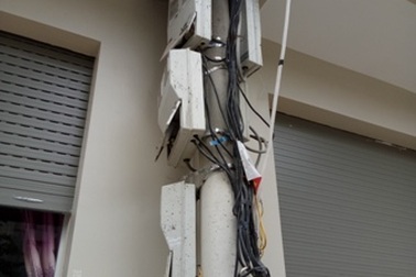 Cột điện hạ thế bị nhà 3 tầng "nuốt chửng"