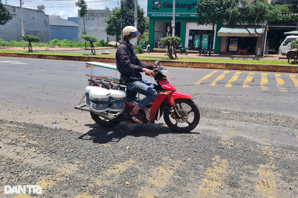 Đường trăm tỷ vừa đắp hơn 9 tỷ để khắc phục hư hỏng lại chi chít ổ gà - 3 Đường trăm tỷ vừa đắp hơn 9 tỷ để khắc phục hư hỏng lại chi chít ổ gà - 3
