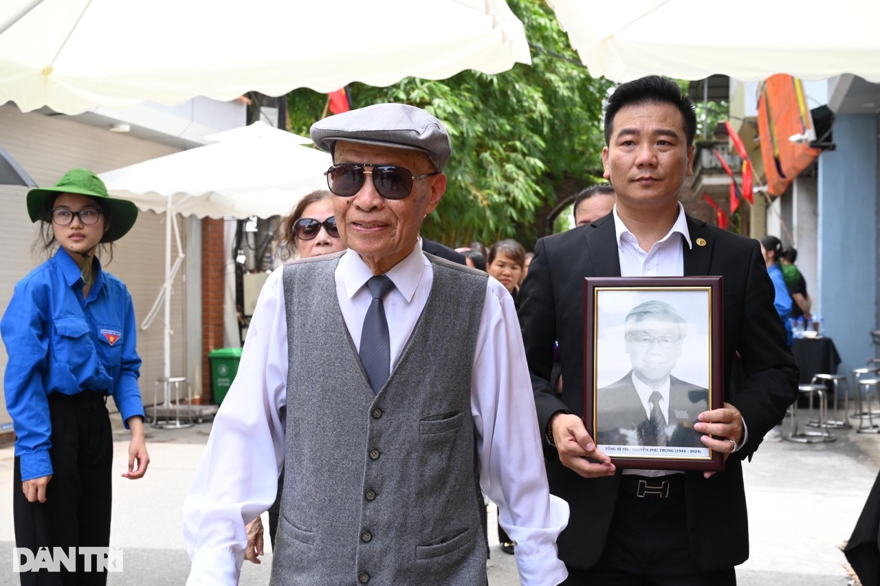 Người dân xếp hàng dài gần 2km ở Lại Đà để viếng Tổng Bí thư - 9 Người dân xếp hàng dài gần 2km ở Lại Đà để viếng Tổng Bí thư - 9