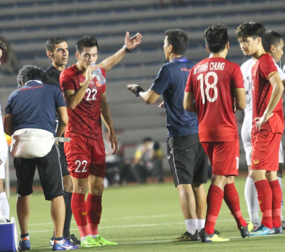 Tiến Linh tập tễnh khiến HLV Park Hang Seo lo lắng - 11 Tiến Linh tập tễnh khiến HLV Park Hang Seo lo lắng - 11