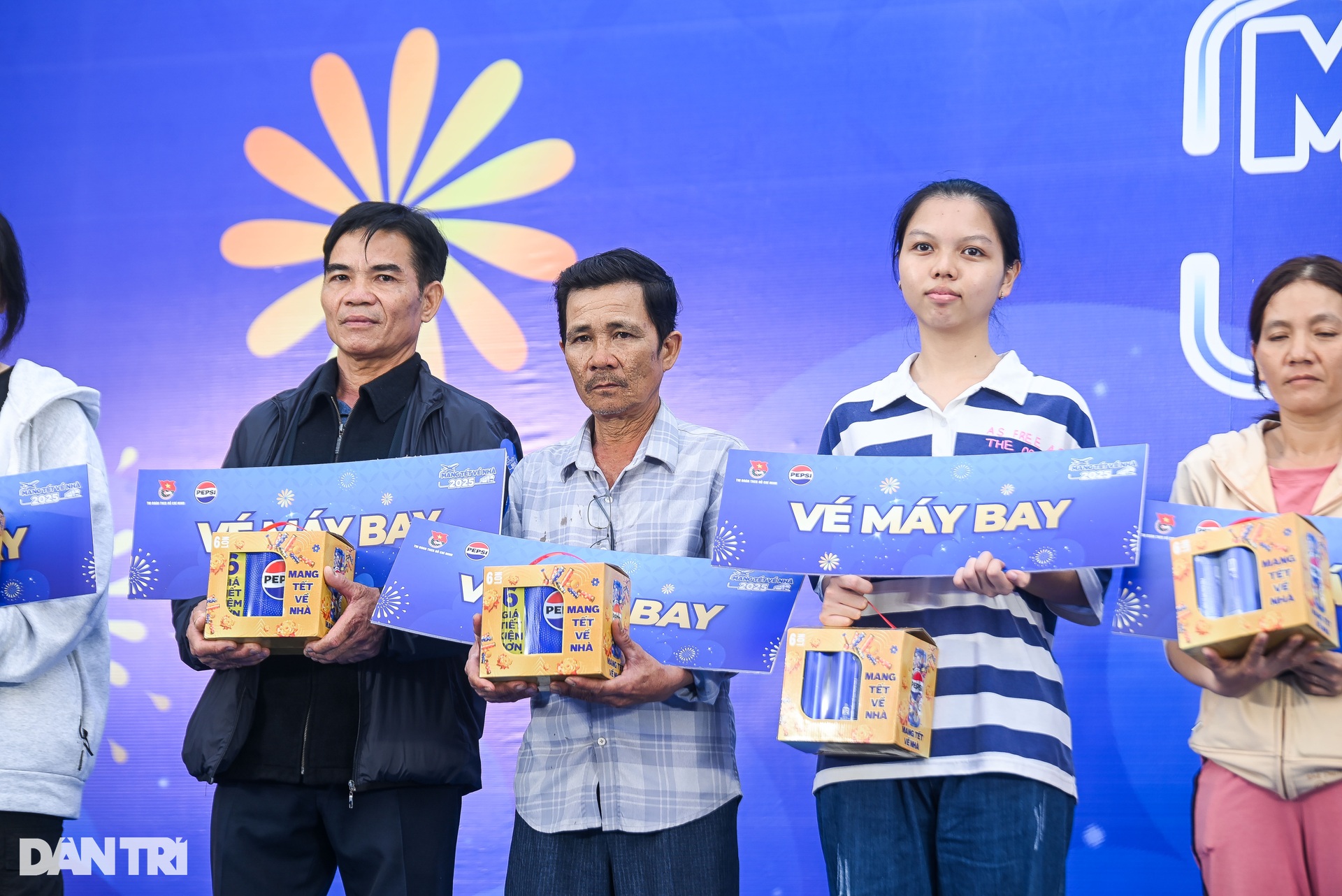 Ấm áp chuyến xe, chuyến bay đưa hơn 5.000 người lao động mang Tết về nhà - 2 Ấm áp chuyến xe, chuyến bay đưa hơn 5.000 người lao động mang Tết về nhà - 2