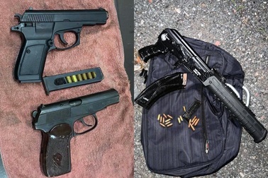 Mang 3 khẩu súng "xịt" đi đánh nhau, gã trai bị đối thủ cầm gậy đuổi đánh