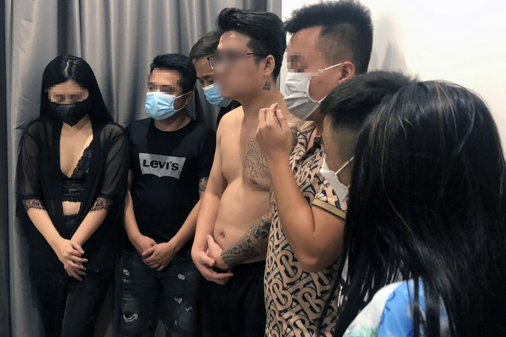 Hà Nội: Hai cô gái cùng 6 thanh niên phê ma túy ở chung cư cao cấp - 1 Hà Nội: Hai cô gái cùng 6 thanh niên phê ma túy ở chung cư cao cấp - 1