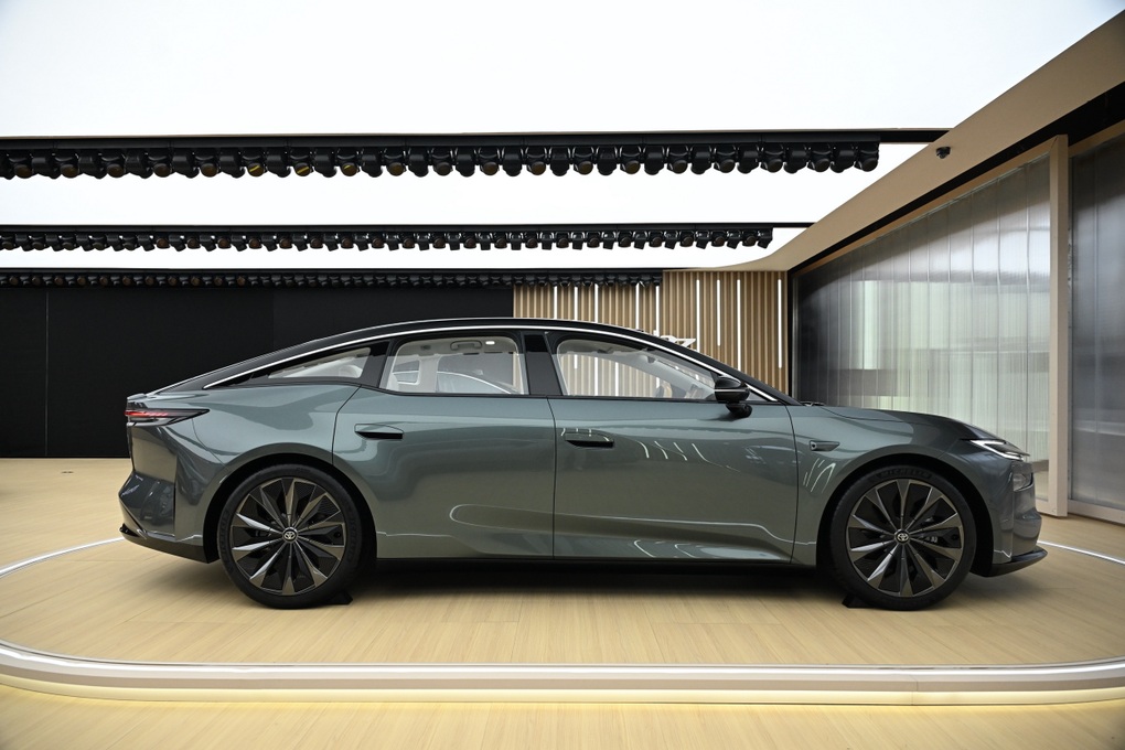 Mẫu sedan thuần điện mới của Toyota sẽ cạnh tranh với Tesla Model S - 3 Mẫu sedan thuần điện mới của Toyota sẽ cạnh tranh với Tesla Model S - 3