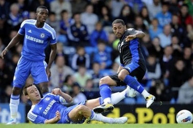 Clip Terry đạp bóng thô bạo vào cầu thủ Portsmouth