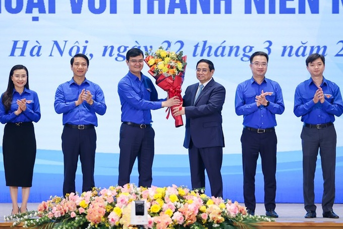 Các đồng chí Bí thư Trung ương Đoàn nhận hoa chúc mừng của Thủ tướng Phạm Minh Chính.