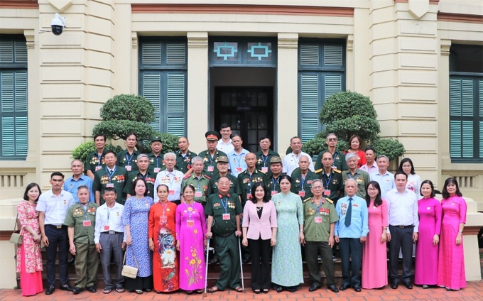 Thứ trưởng Nguyễn Thị Hà chụp ảnh lưu niệm cùng Đoàn đại biểu người có công tỉnh Nghệ An.