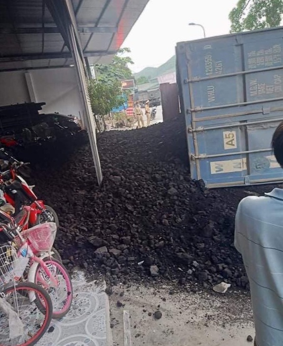 Xe đầu kéo lật đè bẹp xe máy, 2 mẹ con tử vong thương tâm - 1 Xe đầu kéo lật đè bẹp xe máy, 2 mẹ con tử vong thương tâm - 1