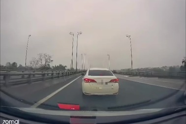 Ô tô lạng lách, chèn ép, dừng giữa đường cao tốc khiến xe khác gặp tai nạn