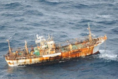 Ngư dân phát hiện một tàu nước ngoài vắng người trôi dạt trên biển