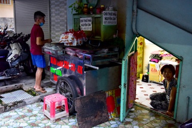 Cặp vợ chồng suốt 34 năm sống trong 5m2 dưới gầm cầu thang chung cư Sài Gòn