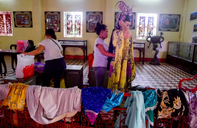 Hình ảnh cuộc sống những nghệ sĩ nặng lòng với nghề hát bội ở Sài Gòn - 12 Hình ảnh cuộc sống những nghệ sĩ nặng lòng với nghề hát bội ở Sài Gòn - 12