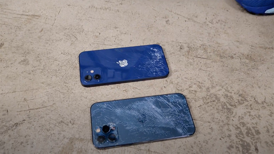 YouTuber thi nhau phá nát iPhone 12 để thử độ bền - 2 YouTuber thi nhau phá nát iPhone 12 để thử độ bền - 2
