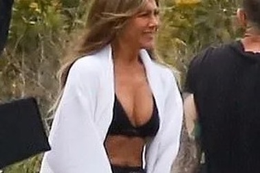 Jennifer Aniston lấp ló ngực đầy