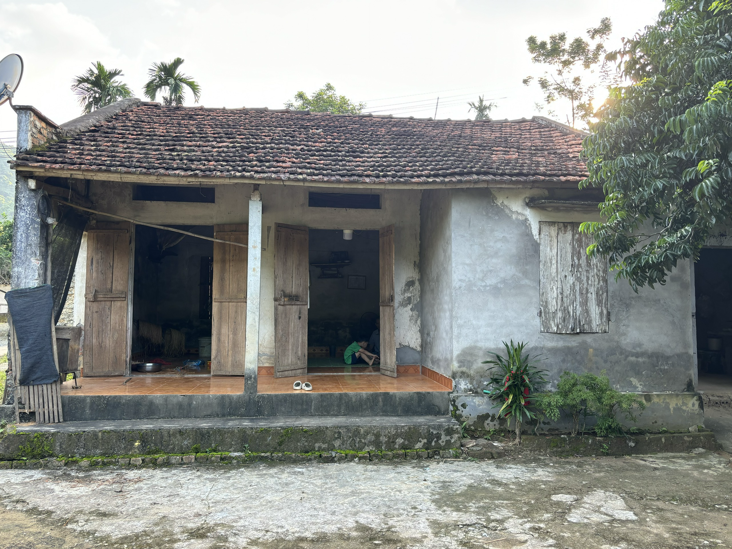 Thanh niên không bằng cấp, chế máy bắt suối nhả điện giúp dân vùng cao - 4 Thanh niên không bằng cấp, chế máy bắt suối nhả điện giúp dân vùng cao - 4