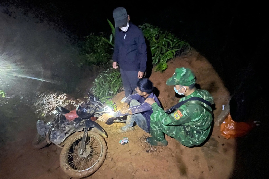 Bắt giữ 2 đối tượng nước ngoài vận chuyển 80kg thuốc nổ qua biên giới - 1 Bắt giữ 2 đối tượng nước ngoài vận chuyển 80kg thuốc nổ qua biên giới - 1