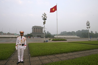 Nghiêm trang lễ chào cờ trên quảng trường Ba Đình