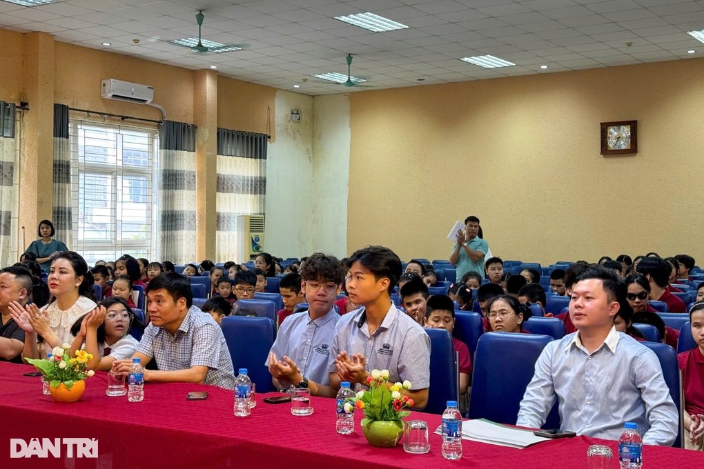 Trao 10 suất học bổng tới học sinh khiếm thị Trường PTCS Nguyễn Đình Chiểu - 2 Trao 10 suất học bổng tới học sinh khiếm thị Trường PTCS Nguyễn Đình Chiểu - 2