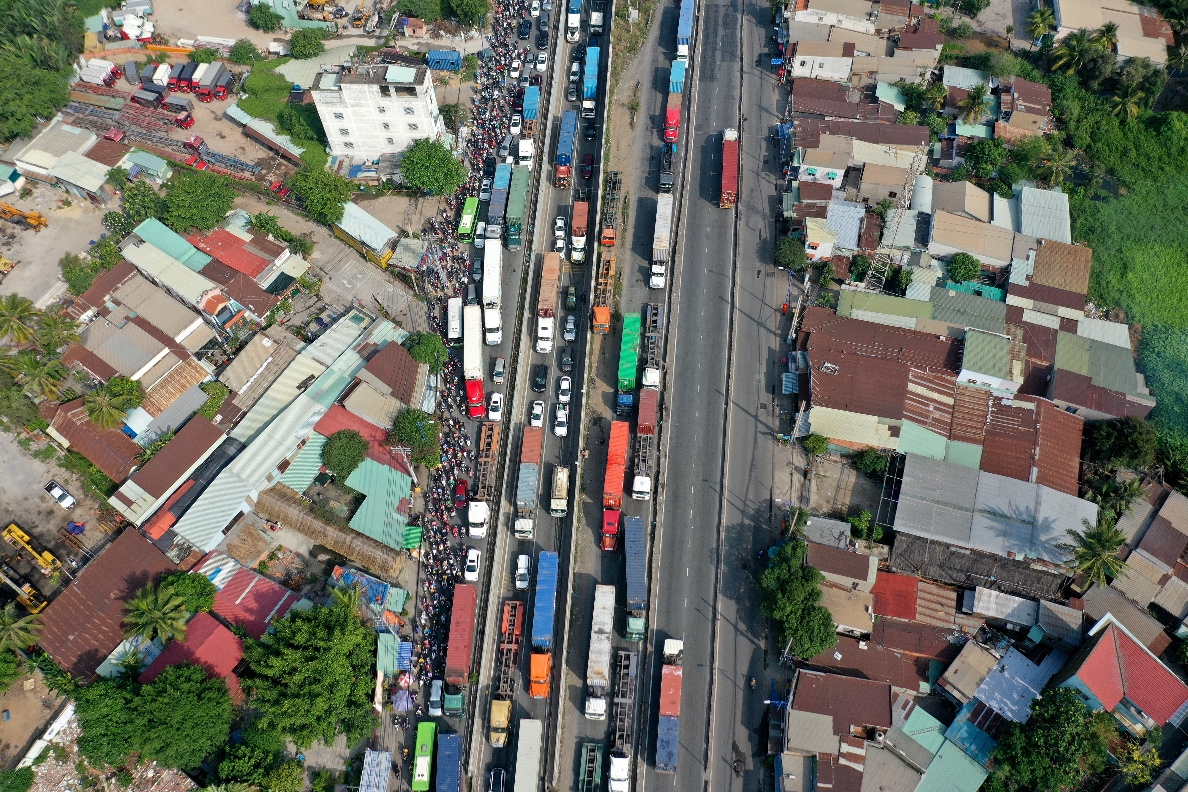 Kẹt xe kinh hoàng kéo dài hơn 2km tuyến đường phà Cát Lái - Nhơn Trạch - 2 Kẹt xe kinh hoàng kéo dài hơn 2km tuyến đường phà Cát Lái - Nhơn Trạch - 2