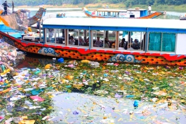 Sông Hương ngập “rác vàng mã” sau lễ hội