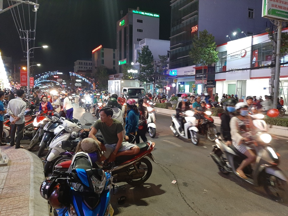 Các nhà thờ trang trí bắt mắt, đường phố đông nghịt người vui chơi đêm Noel - 37 Các nhà thờ trang trí bắt mắt, đường phố đông nghịt người vui chơi đêm Noel - 37
