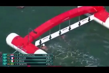 VĐV Aurelie Muller có hành vi chơi xấu với Rachele Bruni