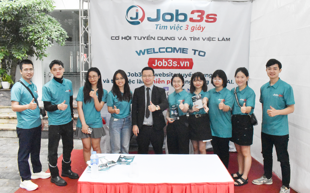 Job3s.vn đồng hành cùng Ngày hội việc làm UEB JOB FAIR 2023 - 2 Job3s.vn đồng hành cùng Ngày hội việc làm UEB JOB FAIR 2023 - 2