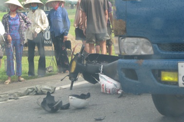 Tránh xe đạp, xe buýt lật nhào xuống ruộng