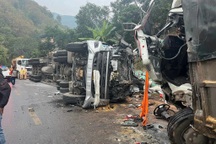 Hai ô tô nát đầu sau cú va chạm mạnh, 4 người thương vong