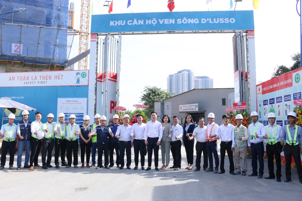 Đúng hẹn với khách hàng, dự án dLusso Quận 2 tiến hành Lễ cất nóc - 3 Đúng hẹn với khách hàng, dự án dLusso Quận 2 tiến hành Lễ cất nóc - 3