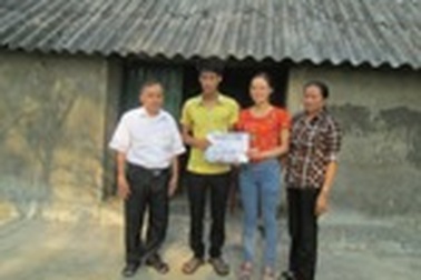 Hơn 35 triệu đồng đến với cậu học trò mồ côi học giỏi, nhịn đói đi học