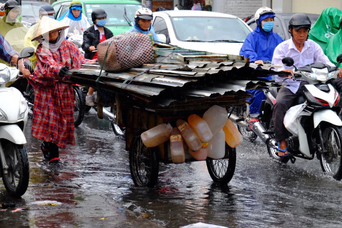 Nước ngập đến bàn thờ ông thần Tài sau mưa lớn ở TP.HCM: Người bì bõm tát nước, người bán buôn ế ẩm - Ảnh 11. Nước ngập đến bàn thờ ông thần Tài sau mưa lớn ở TP.HCM: Người bì bõm tát nước, người bán buôn ế ẩm - Ảnh 11.